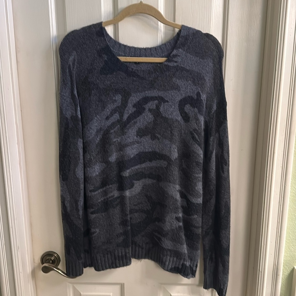 GUC Rails Camo Gray Sweater Size S